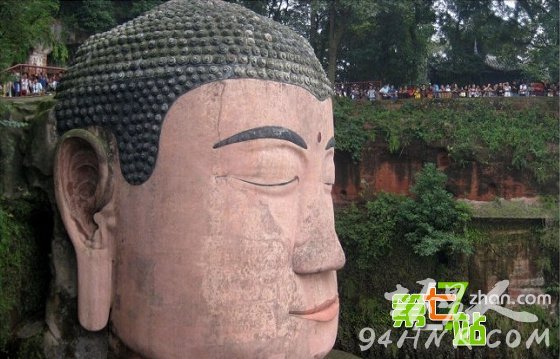 乐山大佛闭眼