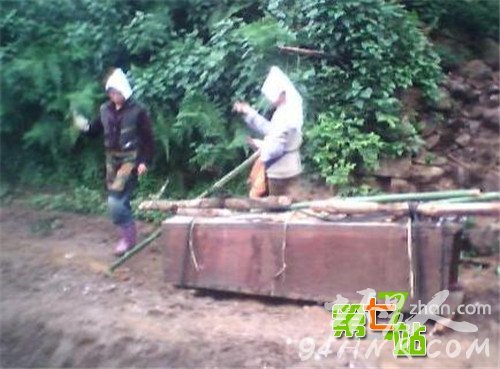 这个村子人死后棺材路边停放7年才能下葬