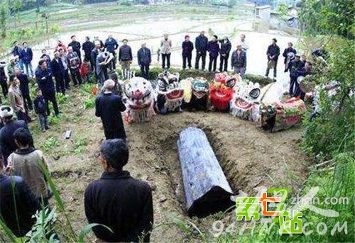 这个村子人死后棺材路边停放7年才能下葬