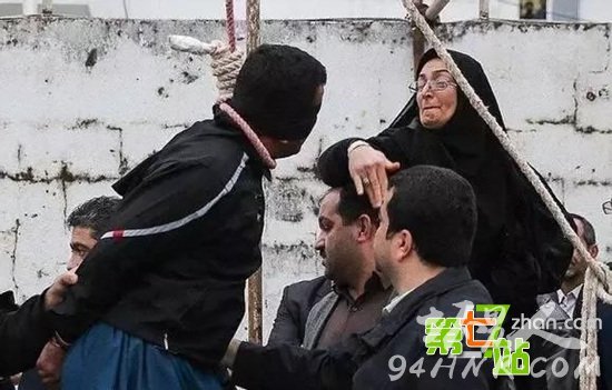 实拍伊朗刑场上惊人一幕 人性这一刻亮了